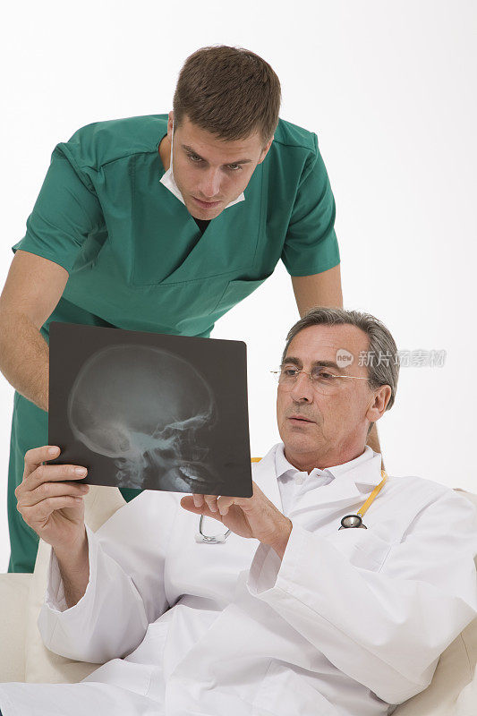 两名外科医生在拍x光片时谈论这个问题