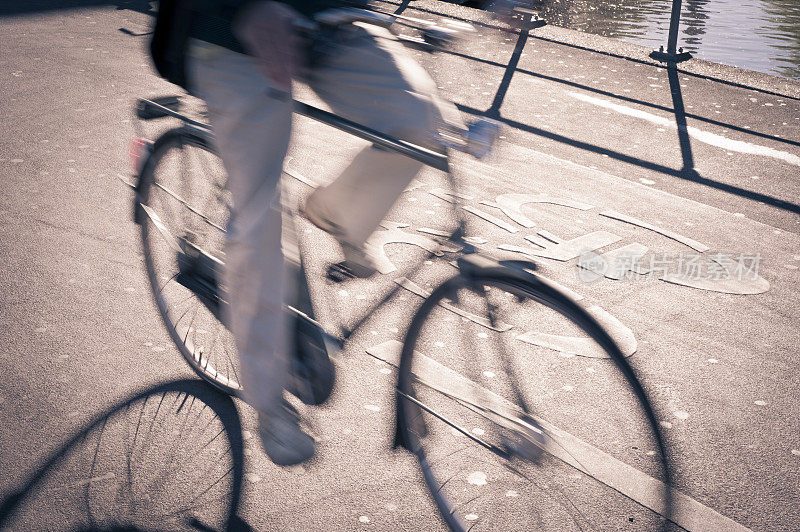 在阿姆斯特丹骑自行车