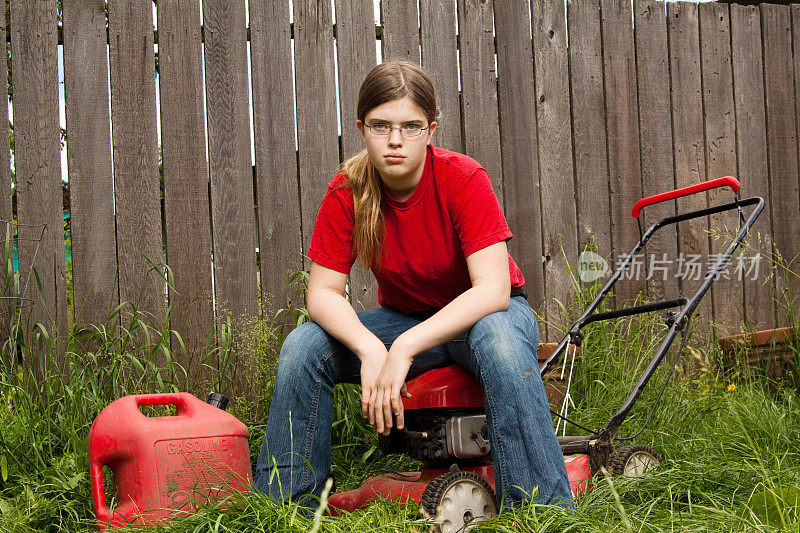 修剪草坪的不幸女孩