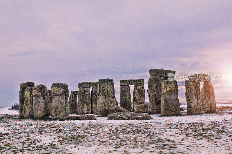 巨石阵在冬天的雪地里