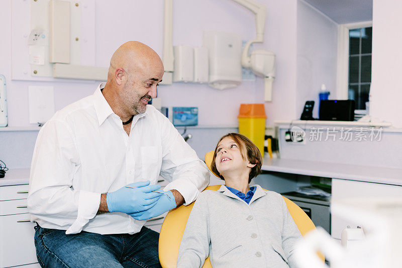 牙医和微笑的病人