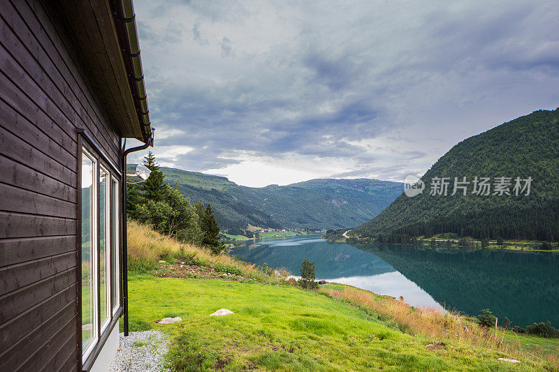 壮丽的挪威峡湾景色从度假屋