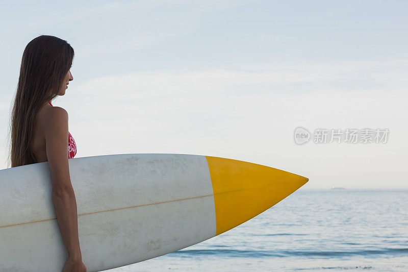 一个女人走向大海