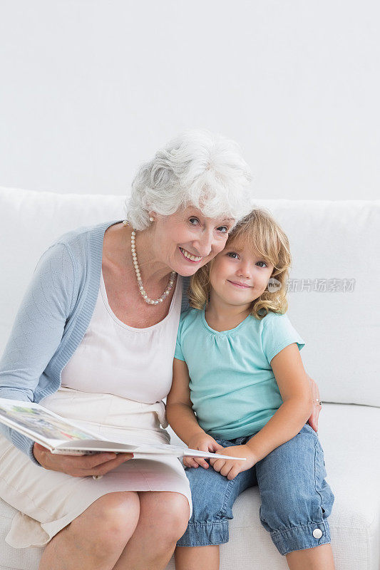 奶奶给她的孙女读故事书