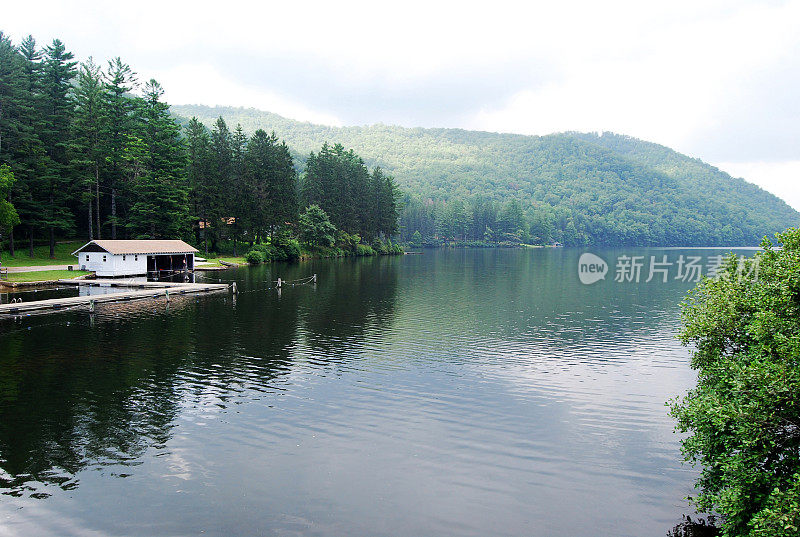 带船屋的湖