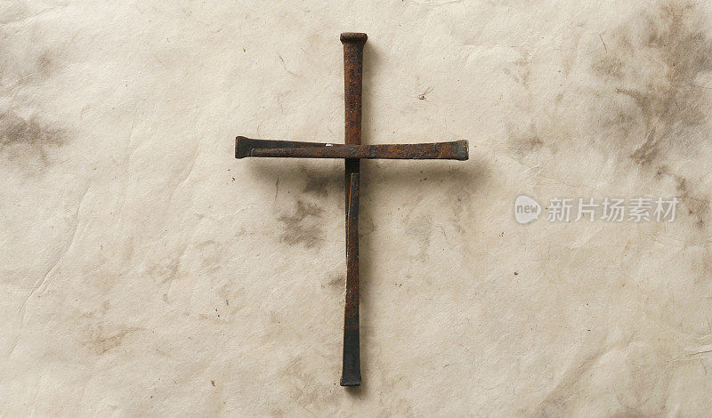 十字架由生锈的钉子在垃圾背景