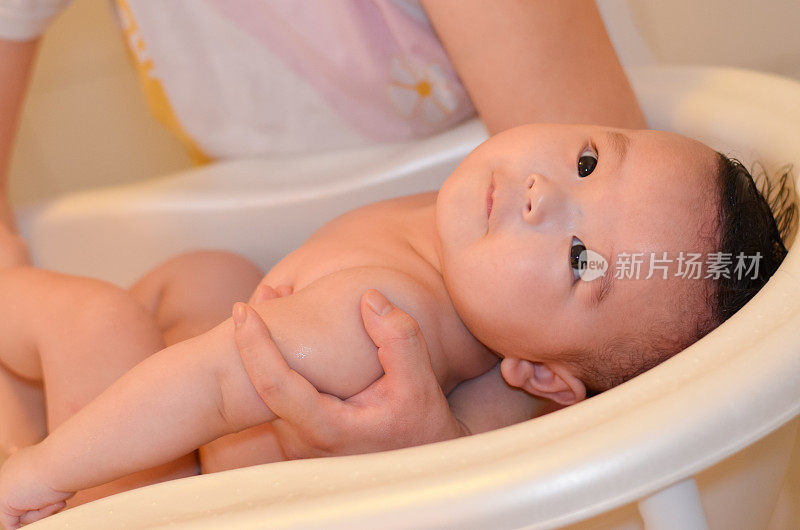 五个月大的亚洲宝宝正在洗澡