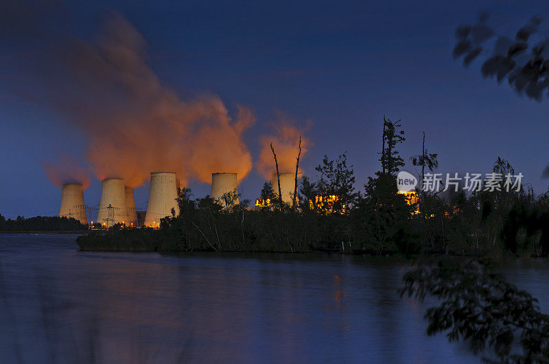 一个湖泊上的燃煤电厂——自然和工业
