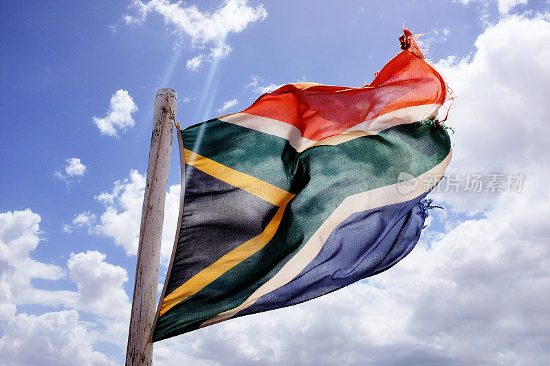 南非国旗，被风磨损，在天空中飘扬