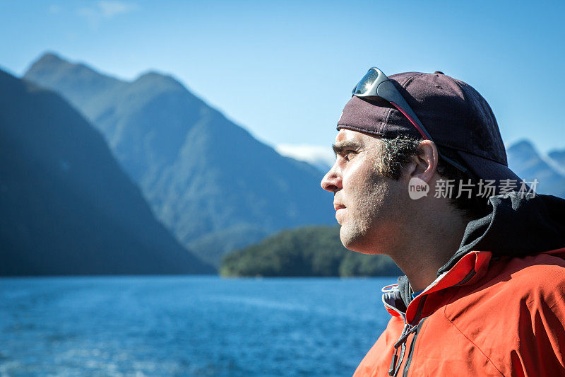 新西兰南岛米尔福德湾的冒险家