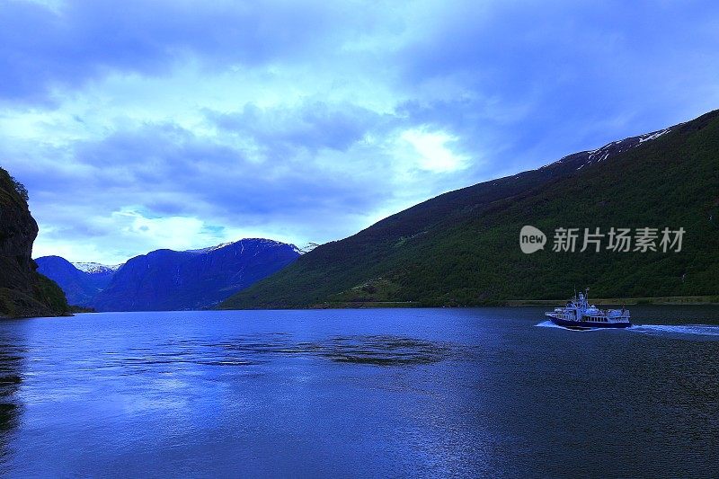 田园诗般的峡湾风景，轮船在水面上穿梭，戏剧性的夜晚，挪威