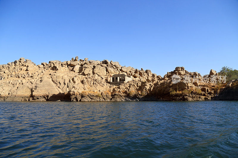 在埃及的大海里，没有几块大石头