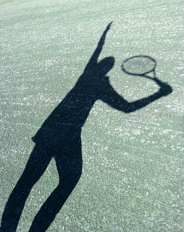 网球发球阴影剪影在hartru网球场
