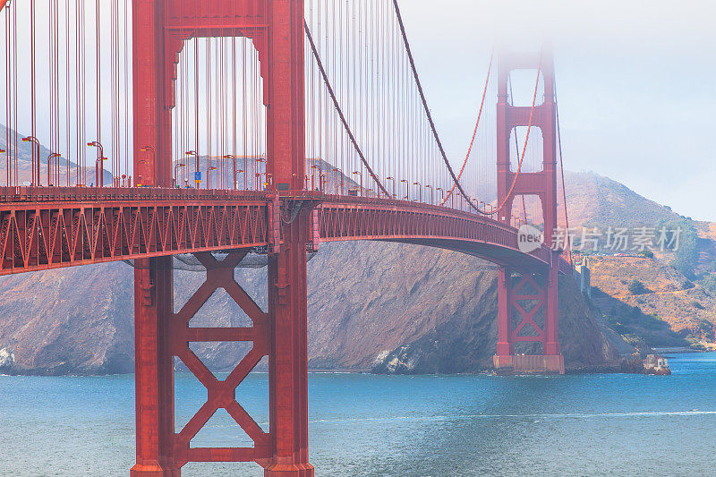 旧金山金门大桥的大雾天