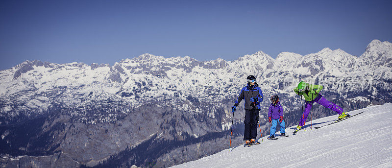 滑雪坡上的家庭