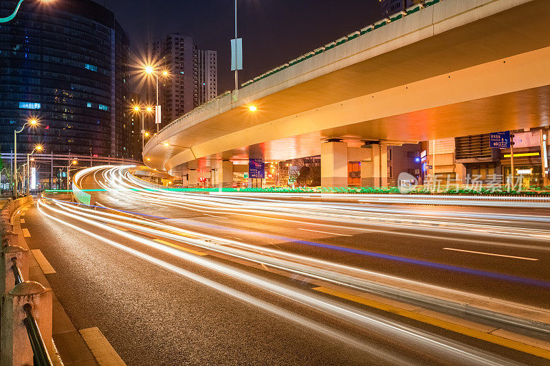 夜间的城市道路和高架桥