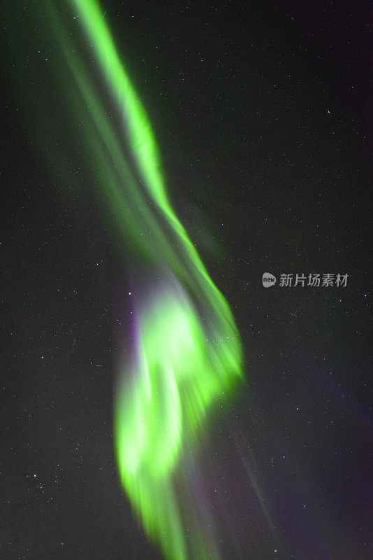 挪威罗浮敦群岛夜空中的北极光