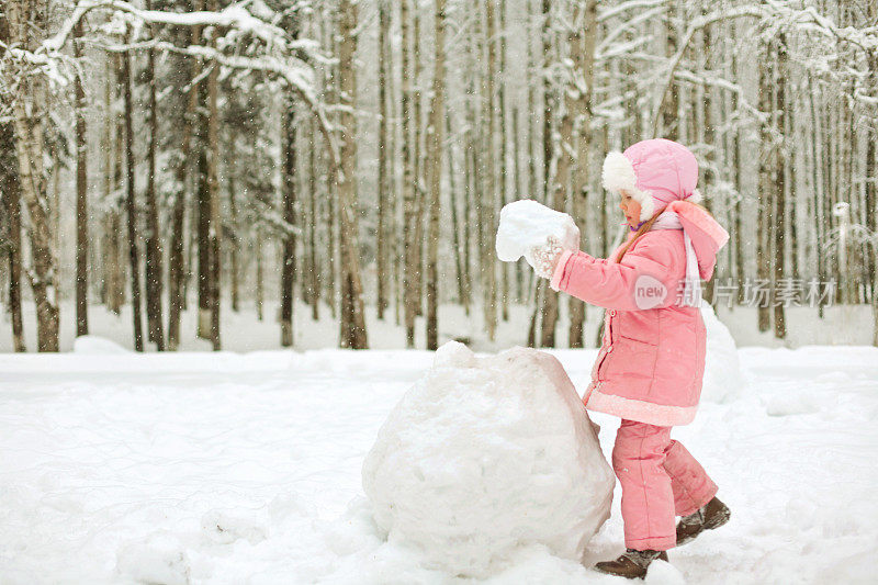 孩子做雪人