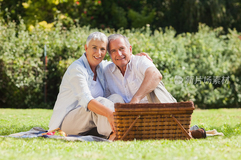 一对退休夫妇正在野餐