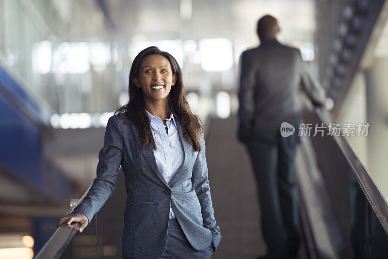 电梯上女商人的肖像。