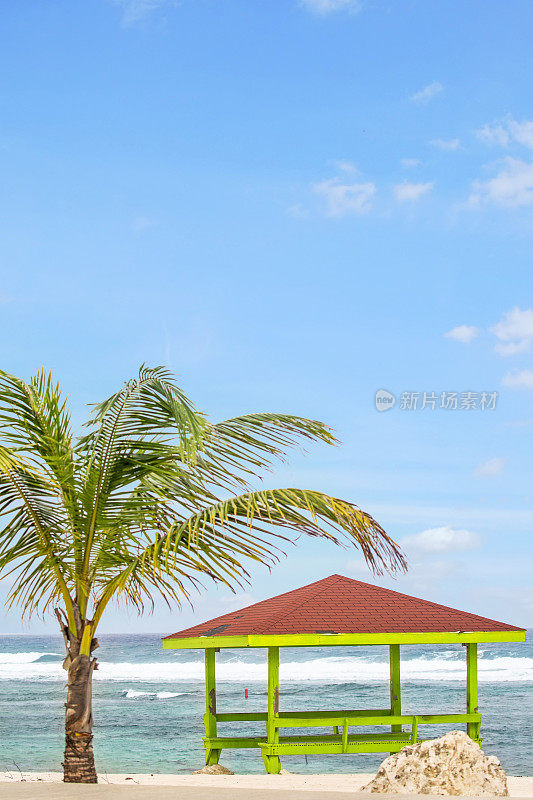 大开曼岛的公共海滩，木质结构的遮荫