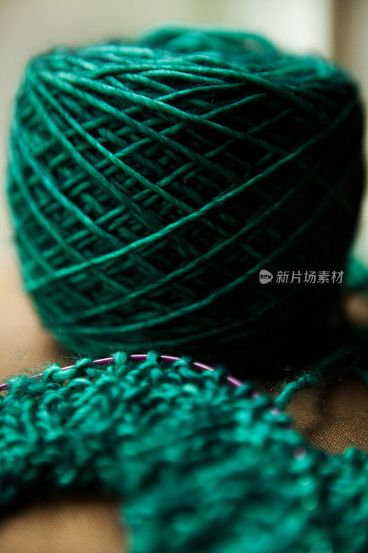 绿色美利奴毛线和针织项目