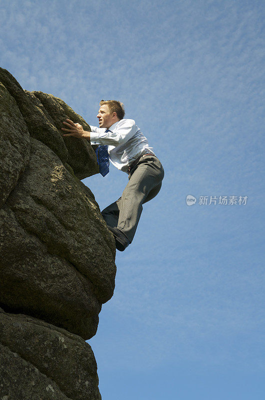 在《危险的攀登》中，商人紧紧抓住岩壁边缘