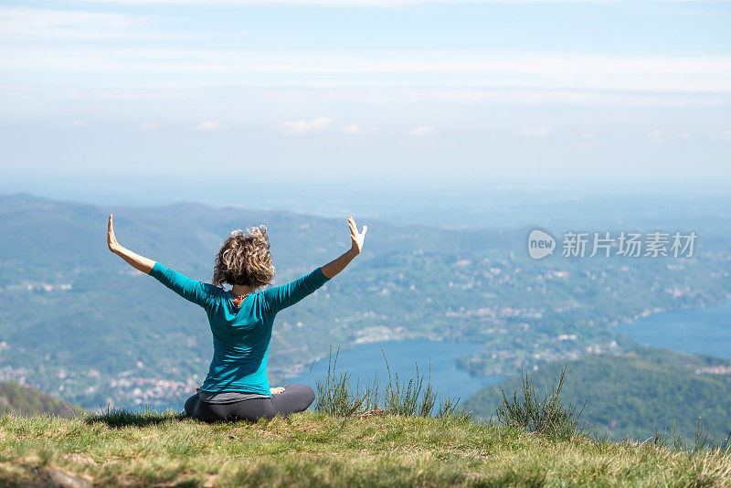 在大自然的山上练习瑜伽:莲花瑜伽