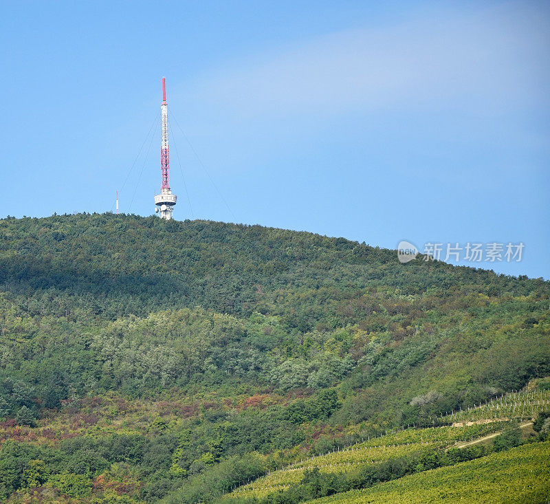 匈牙利托卡伊市附近山上的电视塔