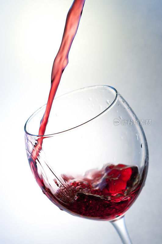 红酒倒入杯中。