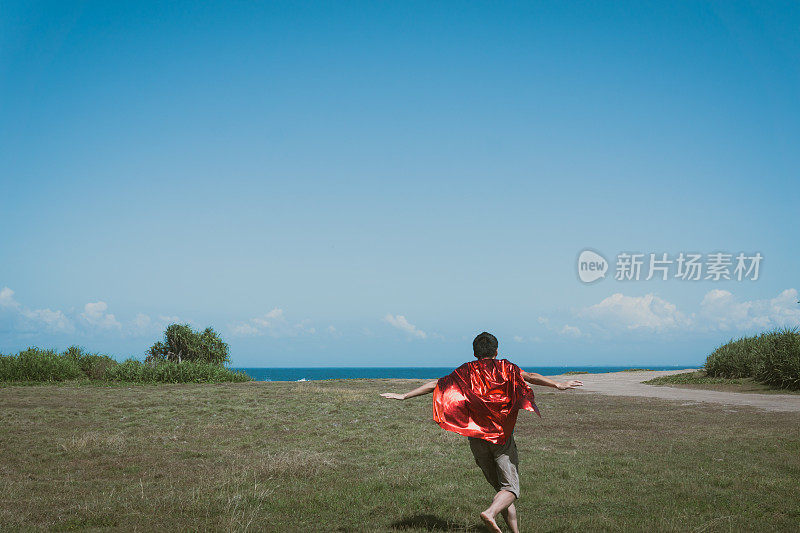 打扮成超级英雄的亚洲男人