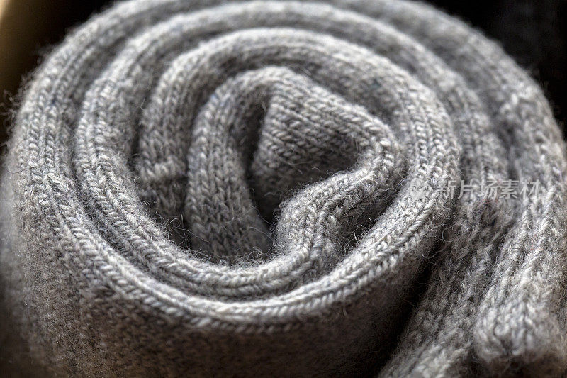 灰色羊毛编织袜卷