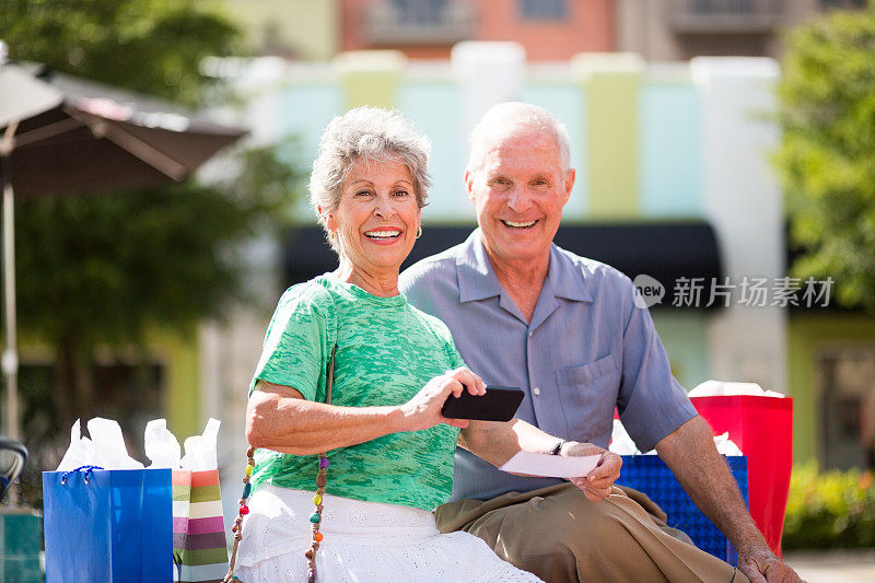 快乐的老年夫妇存款支票购物