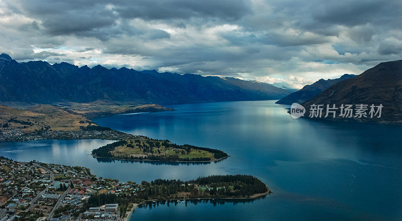 从山顶俯瞰新西兰瓦卡蒂普湖