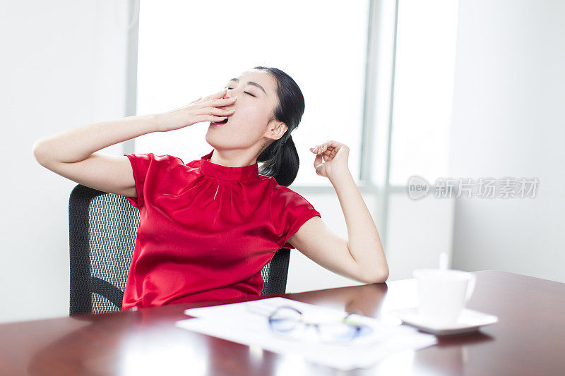 年轻的女商人在她的办公室里