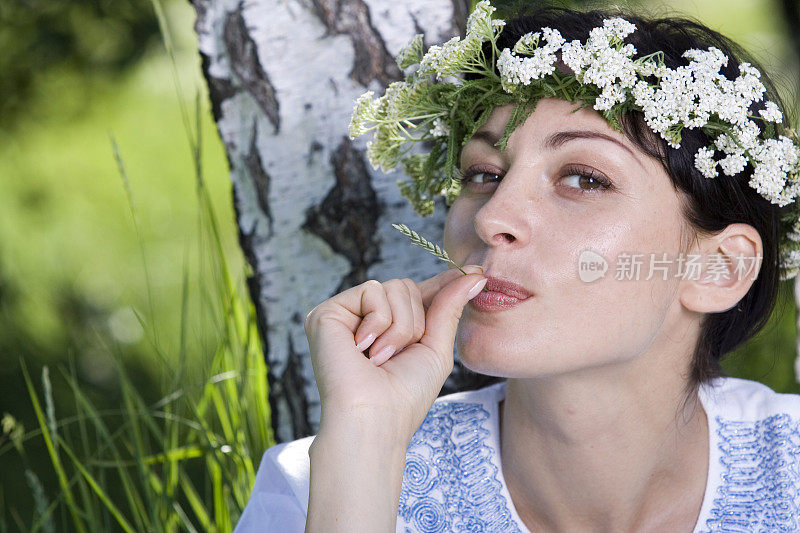 戴花环的女孩看起来很像你