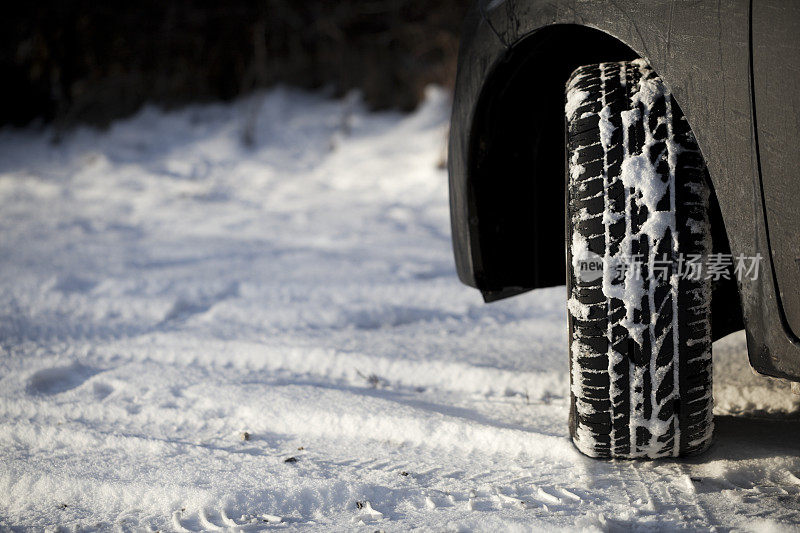 冬天雪地里的轮胎。危险驾驶条件。