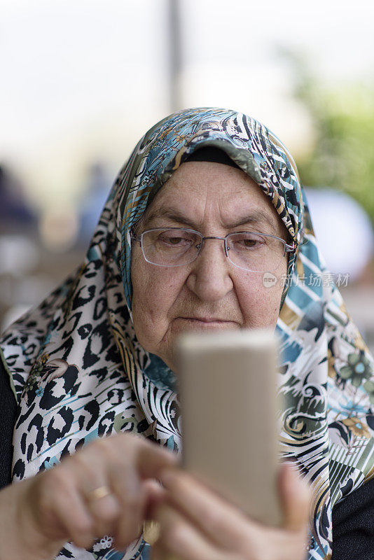 使用手机的老年女性
