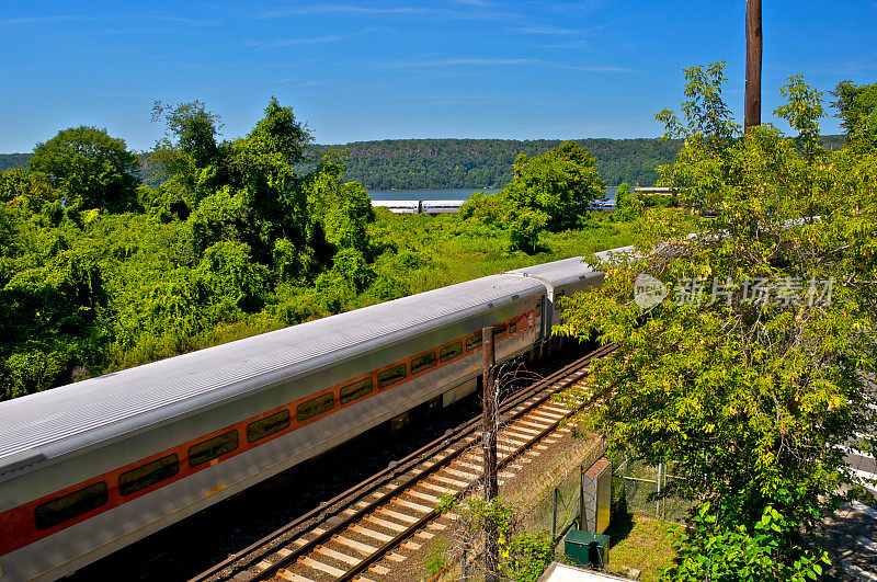 纽约布朗克斯区哈德逊河附近的通勤火车