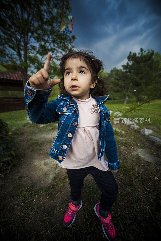 广角近距离拍摄的高加索幼童女孩在外面做鬼脸