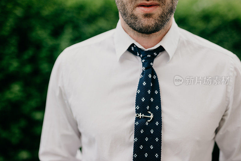 男人戴着箭头形状的领带夹
