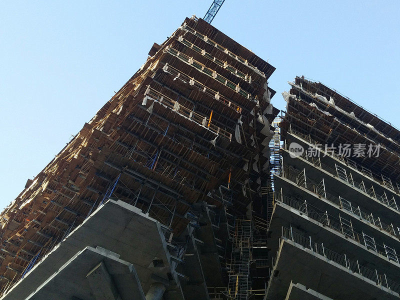 低角度建筑摩天大楼正在建设中