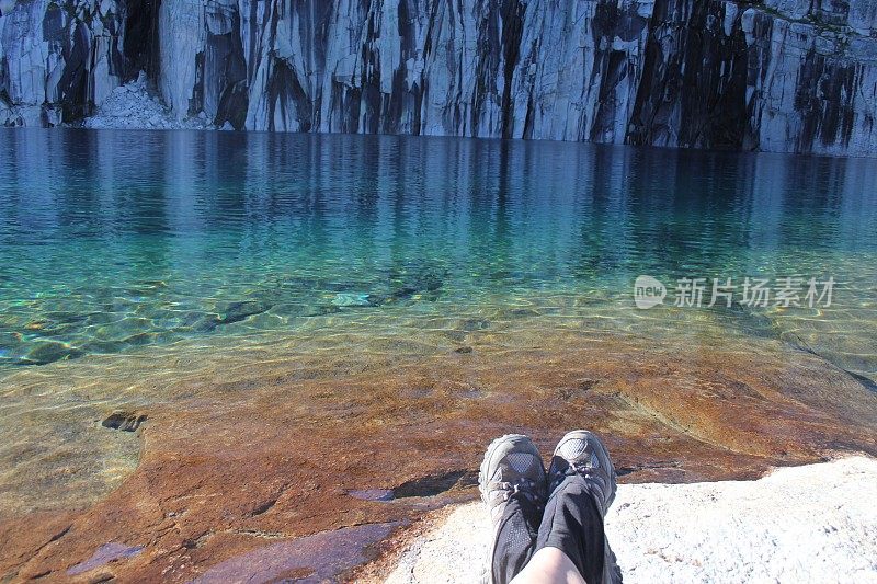 悬崖湖徒步旅行者