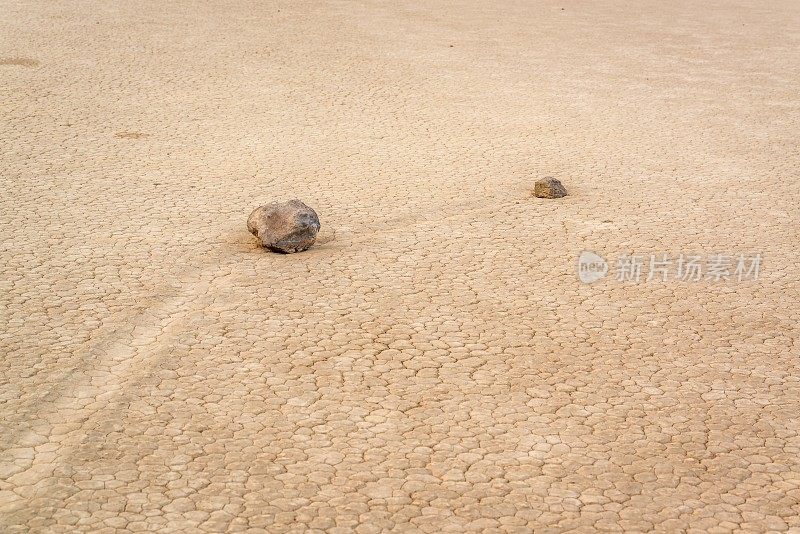 滑动岩石铺就了一条穿过沙漠的小路，死亡谷