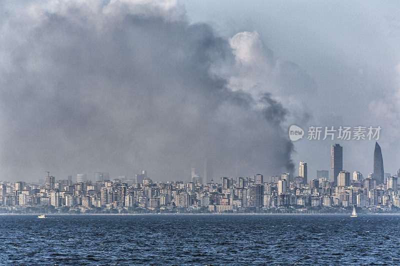 土耳其伊斯坦布尔马尔马拉海岸塔纳托利亚一侧燃起浓烟