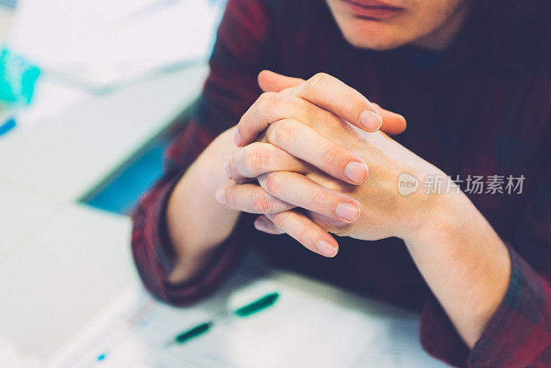 一个办公室职员表达的手