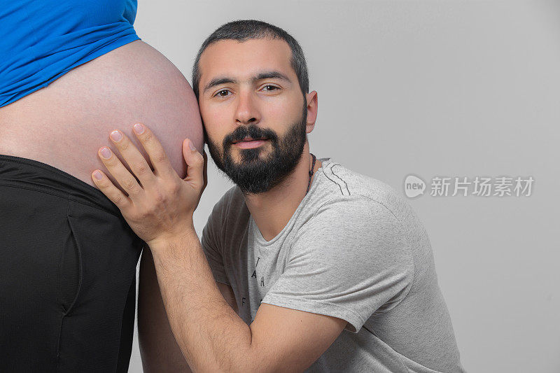 怀孕的女人和男人在听