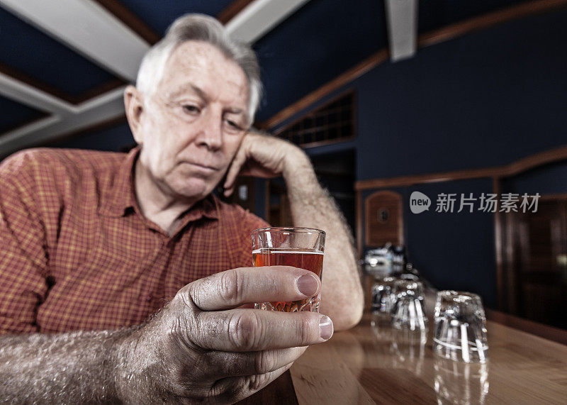 在酒吧里，一位年长的成年男子想再喝一杯