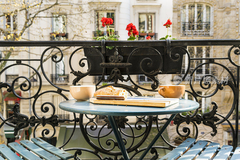 春天在巴黎的阳台上吃早餐
