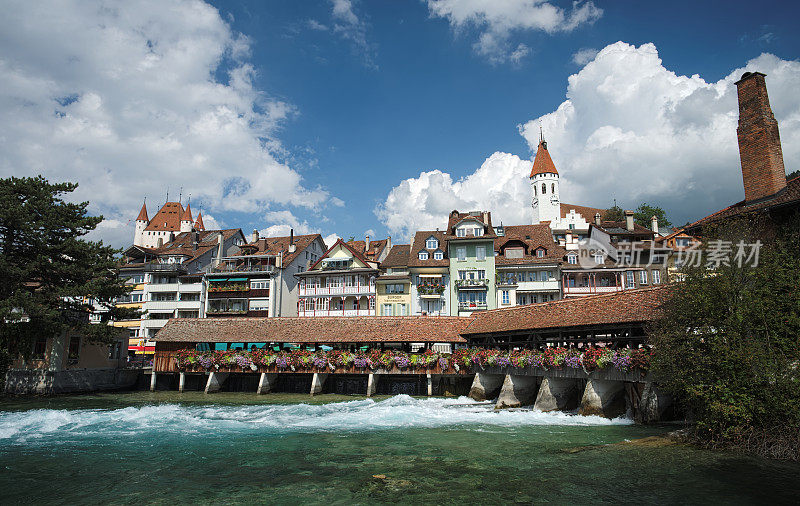 图恩(瑞士)的有顶桥、教堂、城堡和河景